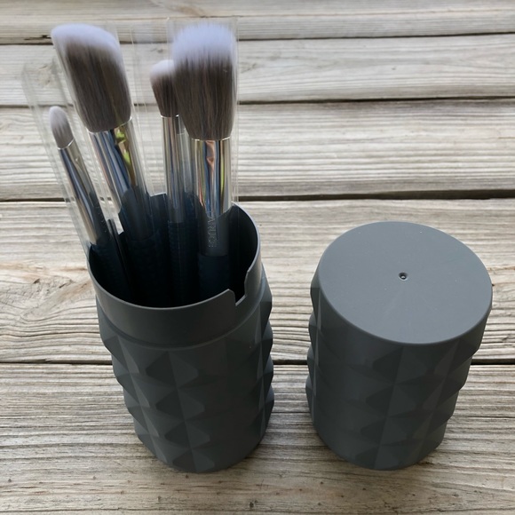 LARUCE BEAUTY Christine Makeup Brush Set w/ Case - Picture 3 of 6